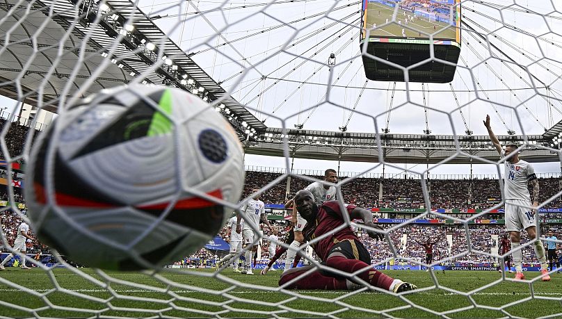 Belg Romelu Lukaku (z przodu) strzela nieuznanego gola podczas meczu grupy E pomiędzy Belgią i Słowacją na turnieju Euro 2024 we Frankfurcie w Niemczech.