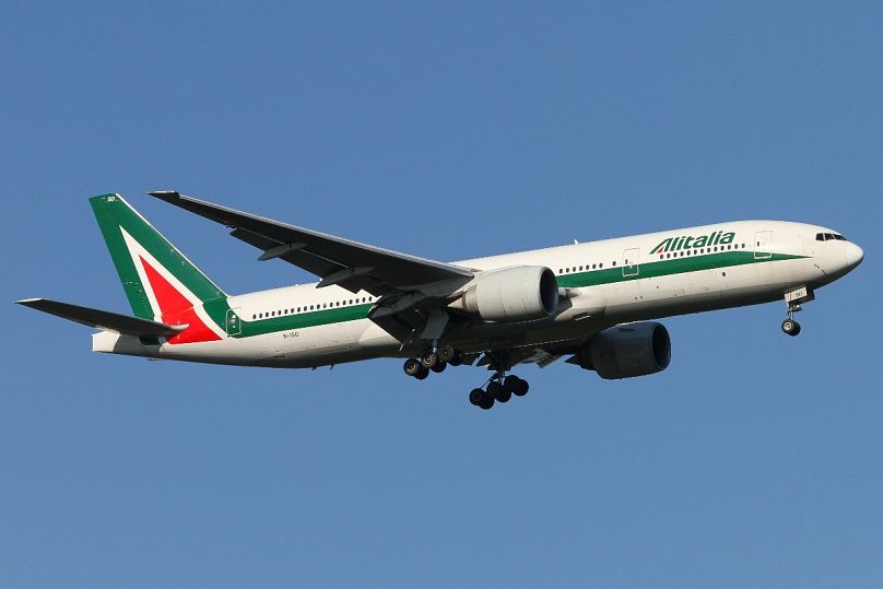 Boeing 777-200ER linii Alitalia ląduje na pasie startowym na lotnisku Mediolan-Malpensa