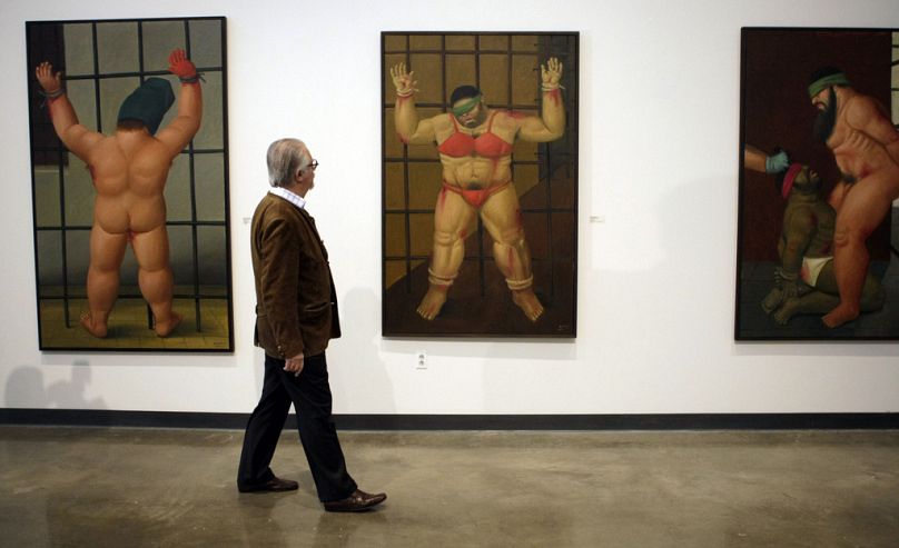 Kolumbijski artysta Fernando Botero ogląda swoje dzieła na pierwszej kompletnej wystawie w USA 