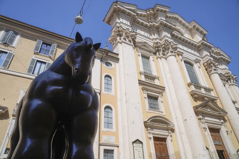 Fernando Botero "Koń z uzdą" rzeźba znajduje się przed bazyliką świętych Ambrożego i Karola przy Via del Corso w Rzymie