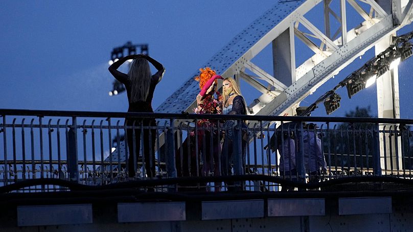 Drag queen Piche przygotowuje się do występu na moście Debilly w Paryżu podczas ceremonii otwarcia Letnich Igrzysk Olimpijskich 2024, piątek, 2 lipca 2024 r.