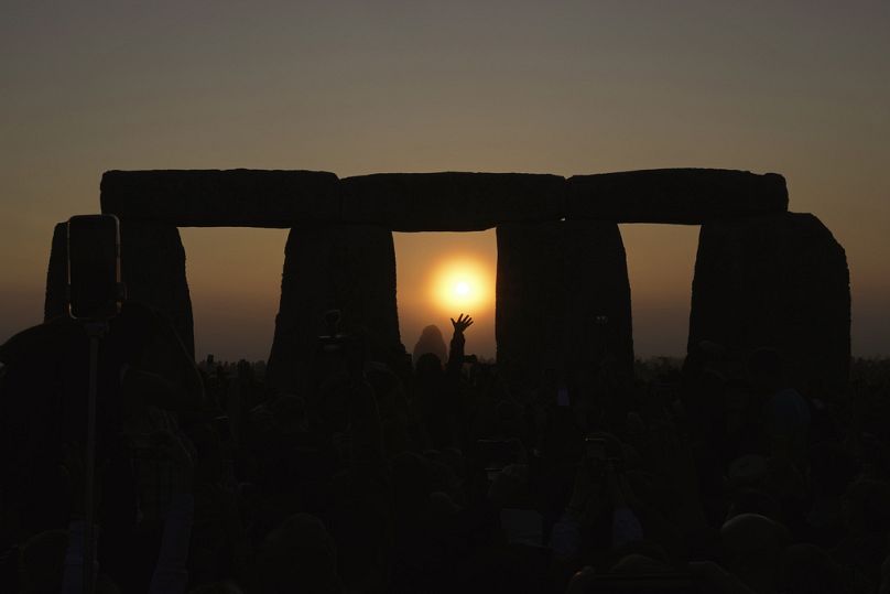 Imprezowicze gromadzą się przy starożytnym kamiennym kręgu Stonehenge, aby świętować przesilenie letnie, najdłuższy dzień w roku, w pobliżu Salisbury w Anglii