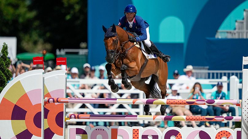 Francuz Karim Laghouag, dosiadający konia Triton Fontaine, bierze udział w konkursie jeździeckim przez przeszkody na Letnich Igrzyskach Olimpijskich 2024, 29 lipca 2024 r. w Wersalu we Francji. 