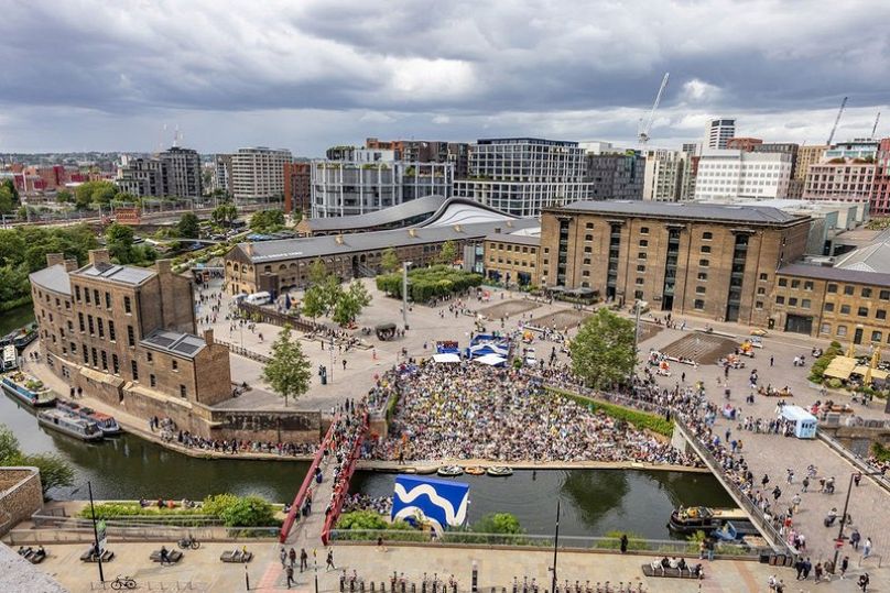 Widok na północ nad kanałem w kierunku Granary Square i szkoły artystycznej Central St Martins (po prawej) oraz Coal Drops Yard (po lewej)