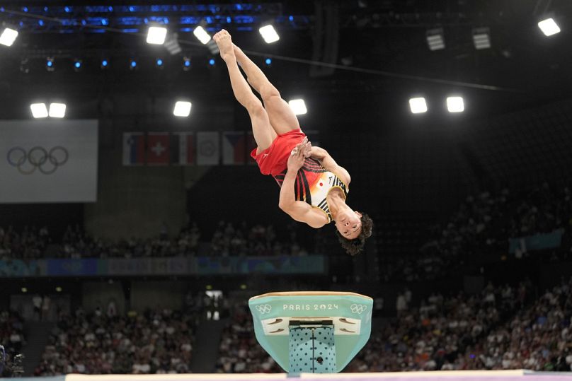 Shinnosuke Oka z Japonii wykonuje skok przez konia podczas finału wieloboju mężczyzn w gimnastyce artystycznej na Bercy Arena podczas Letnich Igrzysk Olimpijskich 2024