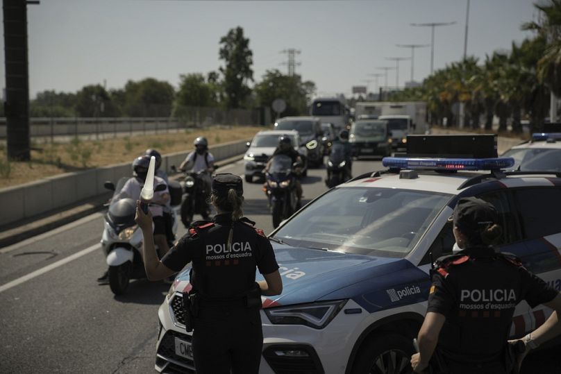 Katalońska policja patroluje punkt kontrolny na drodze na obrzeżach Barcelony w poszukiwaniu Carlesa Puigdemonta, sierpień 2024 r.