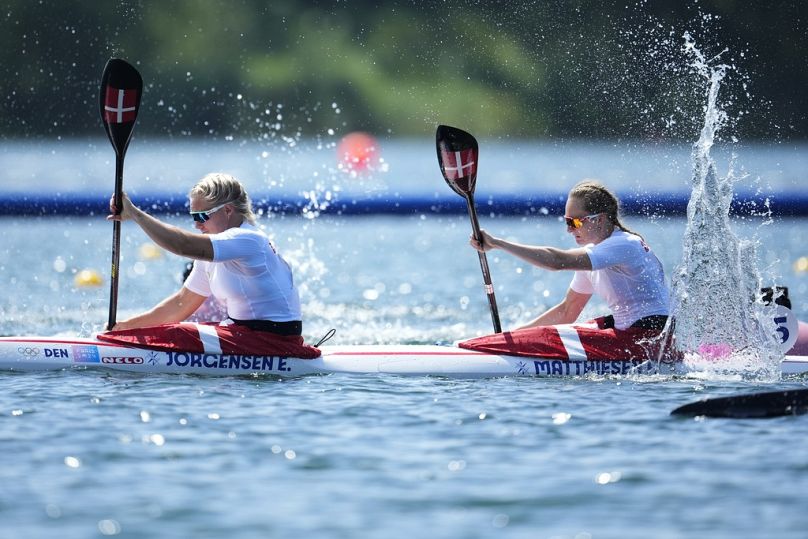 Duńczyki Emma Aastrand Jorgensen i Frederikke Hauge Matthiesen rywalizują w ćwierćfinale biegu podwójnego na 500 metrów w kajakach kobiet 