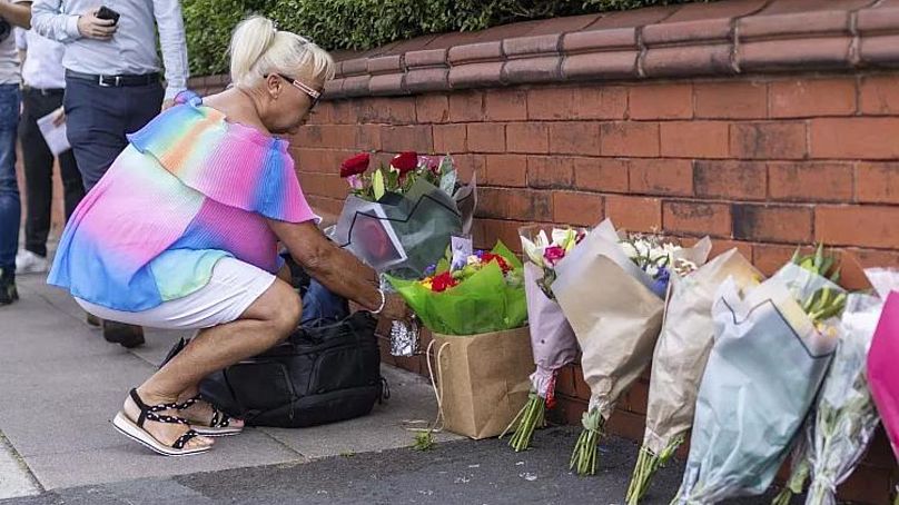 Osoba zostawiająca kwiaty w pobliżu miejsca zdarzenia na Hart Street w Southport