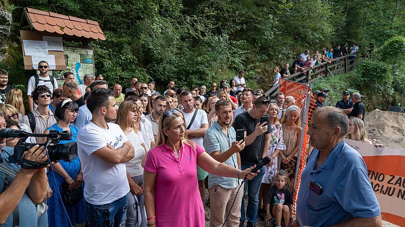 Protestujący gromadzą się u źródła rzeki Una. 