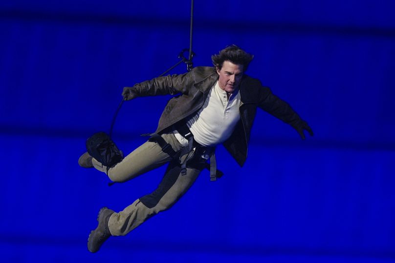 Tom Cruise opuszcza statek State de France podczas ceremonii zamknięcia Letnich Igrzysk Olimpijskich 2024, niedziela, 11 sierpnia 2024 r., w Saint-Denis we Francji