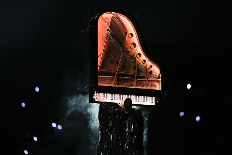 Artysta Alain Roche gra na zawieszonym pianinie podczas ceremonii zamknięcia Letnich Igrzysk Olimpijskich 2024 na Stade de France, niedziela, 11 sierpnia 2024 r., w Saint-Denis we Francji