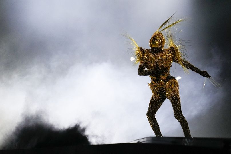 Artysta występuje podczas ceremonii zamknięcia Letnich Igrzysk Olimpijskich 2024 na Stade de France, niedziela, 11 sierpnia 2024 r., w Saint-Denis we Francji