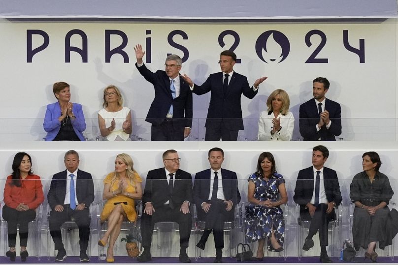 Prezydent Francji Emmanuel Macron (u góry, trzeci od prawej) i prezydent MKOl Thomas Bach machają podczas ceremonii zamknięcia Letnich Igrzysk Olimpijskich 2024