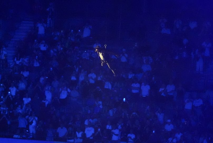 Tom Cruise opuszczany na stadion podczas ceremonii zamknięcia Letnich Igrzysk Olimpijskich 2024 na Stade de France, niedziela, 11 sierpnia 2024 r., w Saint-Denis we Francji