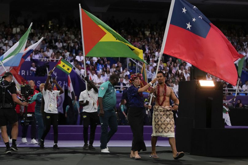 Sportowcy machają flagami podczas ceremonii zamknięcia Letnich Igrzysk Olimpijskich 2024 na Stade de France, niedziela, 11 sierpnia 2024 r., w Saint-Denis we Francji