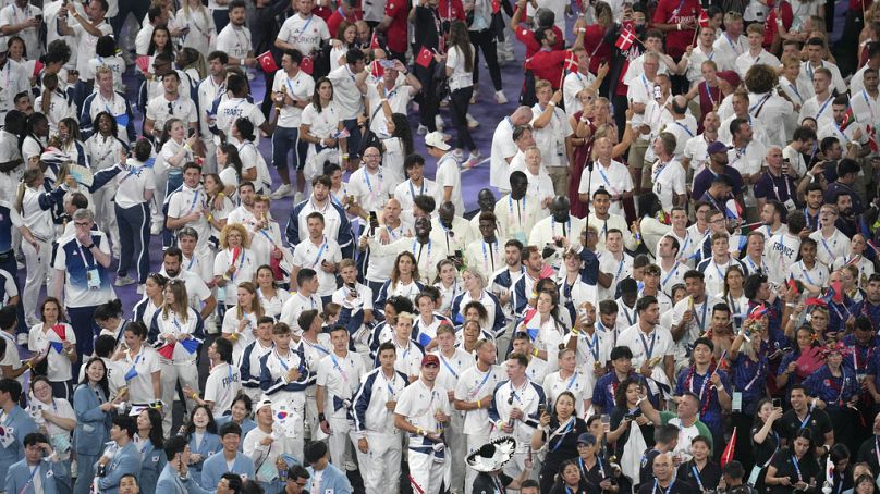 Uczestnicy gromadzą się podczas ceremonii zamknięcia Letnich Igrzysk Olimpijskich 2024 na Stade de France, niedziela, 11 sierpnia 2024 r., w Saint-Denis we Francji