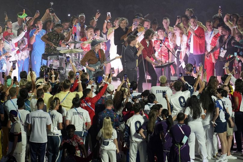 Phoenix występuje podczas ceremonii zamknięcia Letnich Igrzysk Olimpijskich 2024 na Stade de France, niedziela, 11 sierpnia 2024 r., w Saint-Denis we Francji