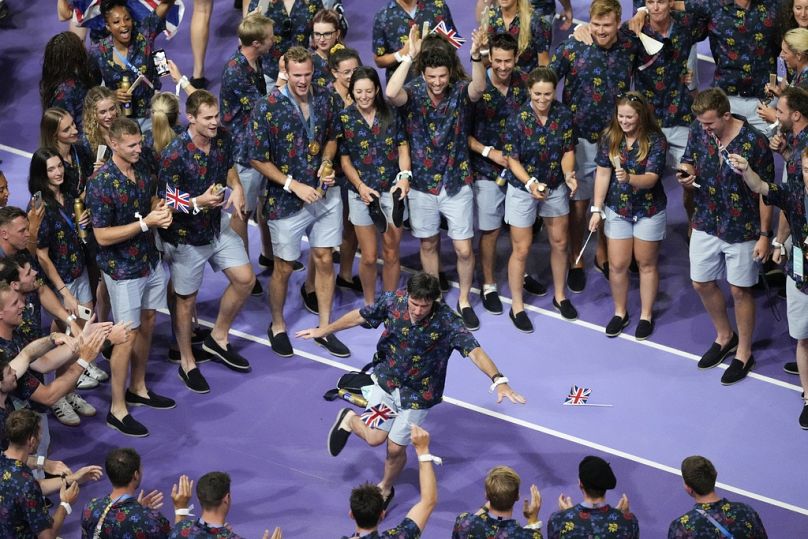 Brytyjscy sportowcy reagują podczas ceremonii zamknięcia Letnich Igrzysk Olimpijskich 2024 na Stade de France, niedziela, 11 sierpnia 2024 r., w Saint-Denis we Francji