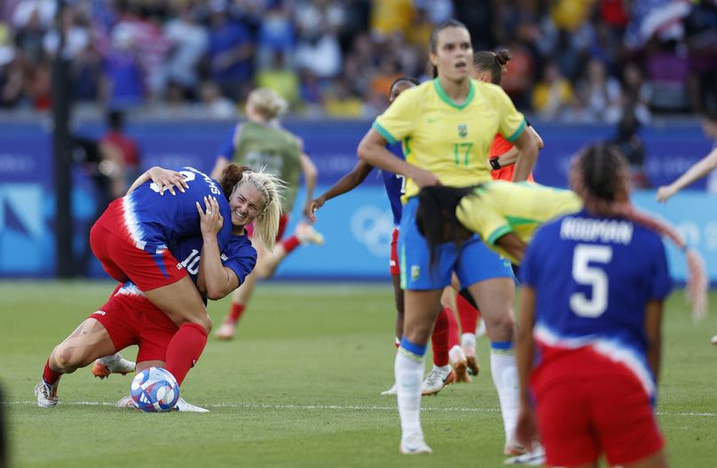 Lindsey Horan ze Stanów Zjednoczonych (środek) świętuje ze swoimi koleżankami z drużyny zwycięstwo w meczu o złoty medal w piłce nożnej kobiet pomiędzy Brazylią a Stanami Zjednoczonymi