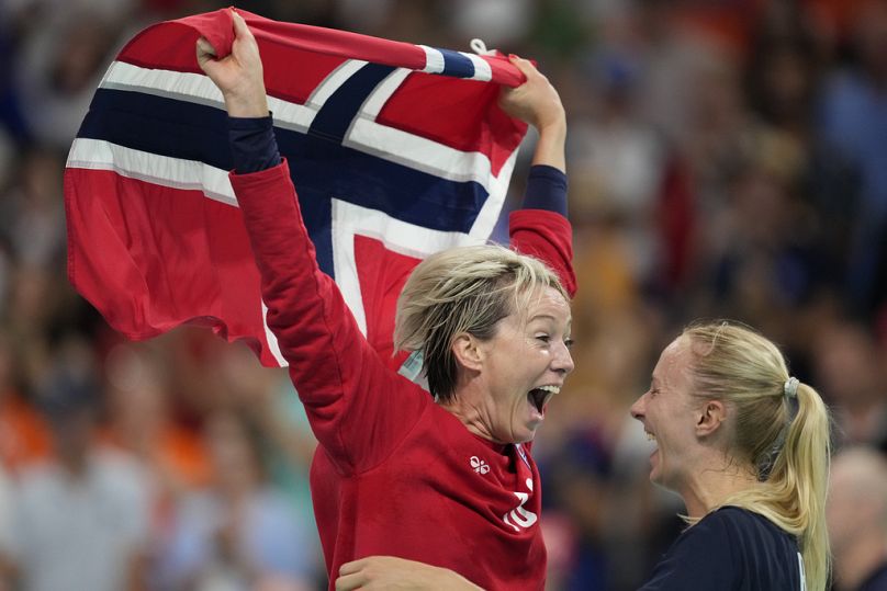 Bramkarka Norwegii Katrine Lunde (po lewej) świętuje zwycięstwo po meczu piłki ręcznej o złoty medal pomiędzy Norwegią a Francją na Letnich Igrzyskach Olimpijskich 2024