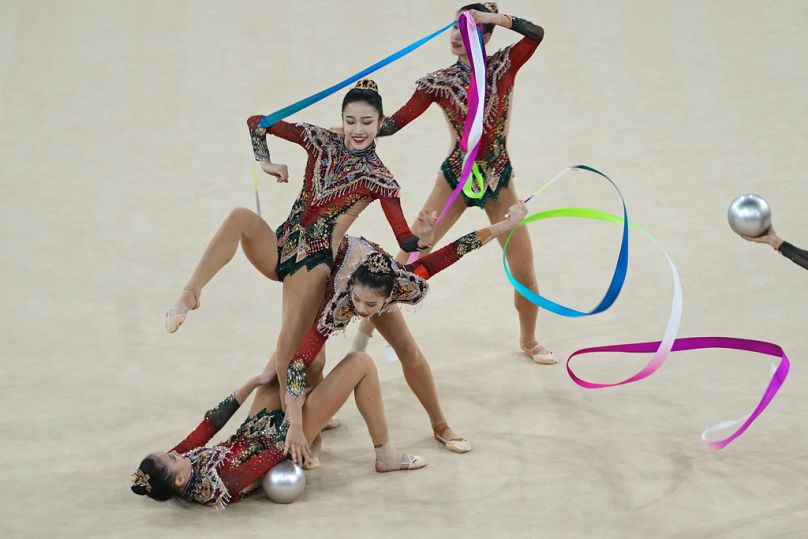 Reprezentacja Chin występuje z wstążkami i piłkami w finale grupowej gimnastyki artystycznej na arenie La Chapelle podczas Letnich Igrzysk Olimpijskich 2024