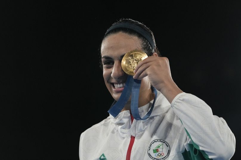 Algierska bokserka Imane Khelif z dumą prezentuje swój złoty medal kobiet w wadze 66 kg w Paryżu w piątek 10.08.2024