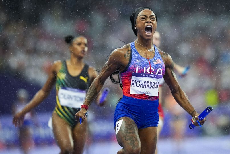 Amerykanka Sha'carri Richardson świętuje zwycięstwo w finale sztafety kobiet 4 x 100 metrów podczas Letnich Igrzysk Olimpijskich 2024, piątek, 9 sierpnia 2024 r., Paryż