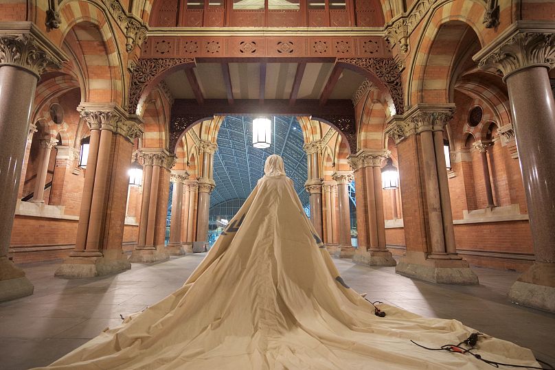 „Dress For Our Time” na stacji St Pancras powstał w wycofanym z użytku namiocie UNHCR, w którym kiedyś mieszkała rodzina przesiedleńców w obozie Zaatari w Jordanii