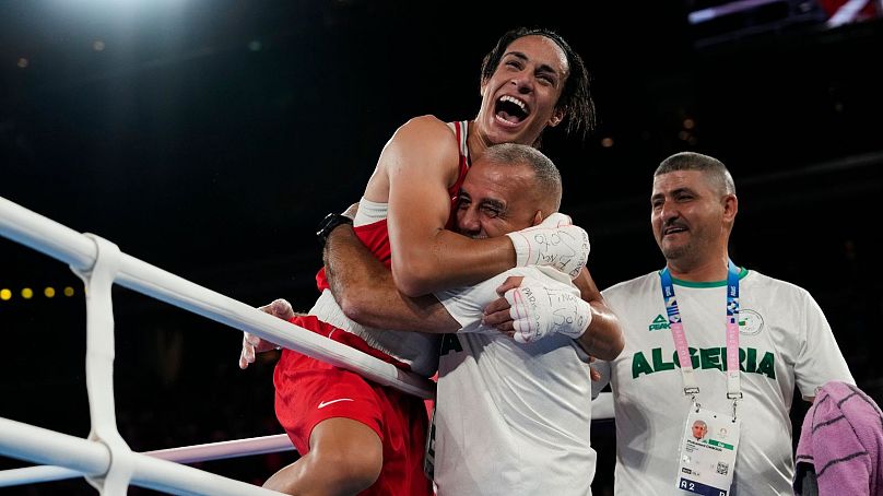 Algierka Imane Khelif świętuje zwycięstwo nad Chinką Yang Liu i zdobycie złota w walce finałowej kobiet w wadze 66 kg na Letnich Igrzyskach Olimpijskich 2024 - piątek 9 sierpnia 2024