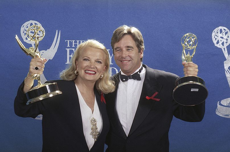 Gena Rowlands i aktor Beau Bridges trzymają w rękach swoje nagrody Emmy dla najlepszej aktorki i najlepszego aktora w miniserialu lub programie specjalnym podczas 44. dorocznej gali rozdania nagród Emmy - 1992