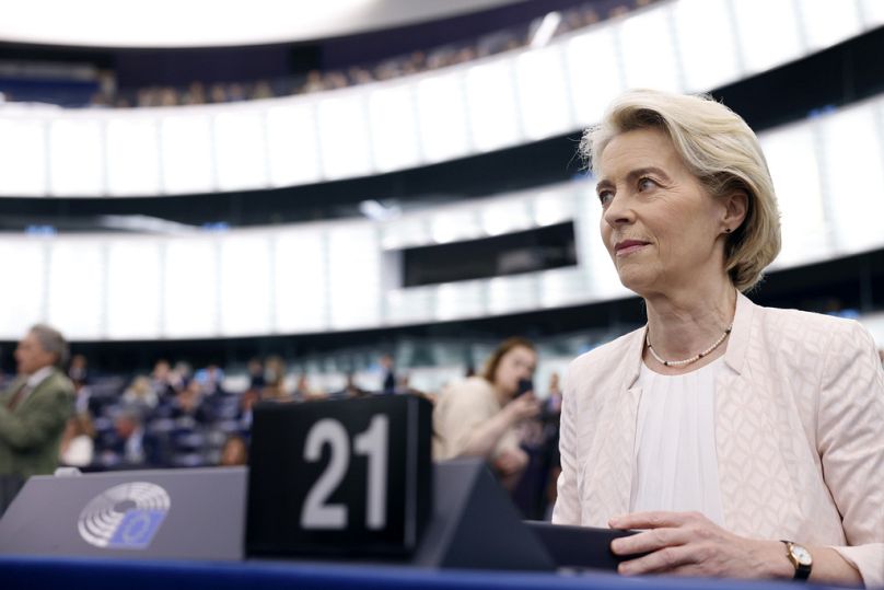 Przewodnicząca Komisji Europejskiej Ursula von der Leyen zajmuje miejsce na posiedzeniu plenarnym Parlamentu Europejskiego w Strasburgu, 18 lipca 2024 r.