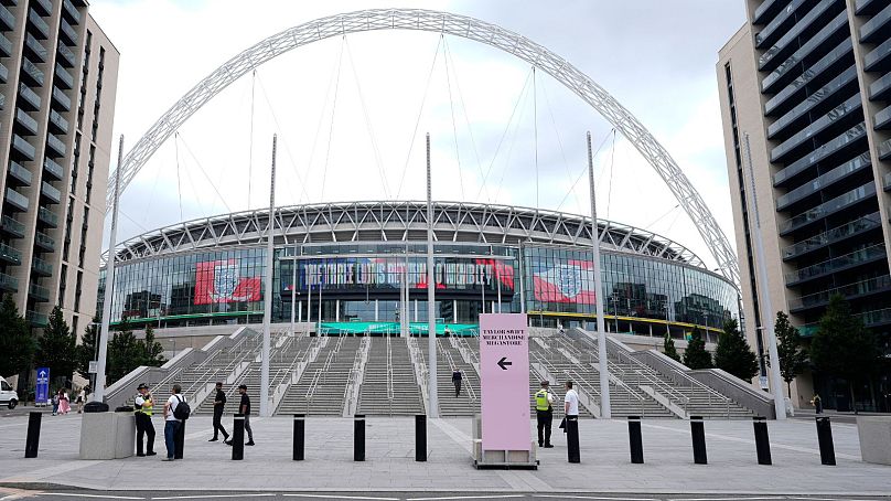 Patrol policyjny wokół stadionu Wembley w Londynie - środa 14 sierpnia