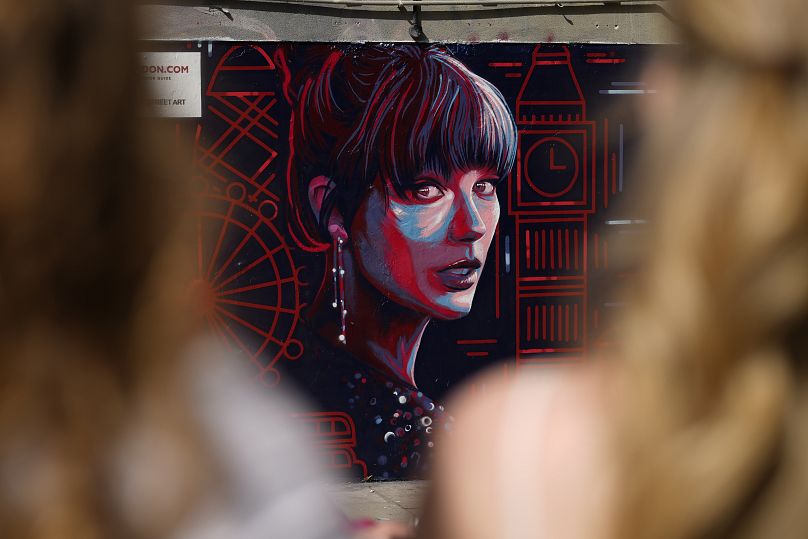 Ludzie oglądają nowy mural przedstawiający Taylor Swift zaprojektowany przez Kate Clayton, który został odsłonięty w Shoreditch we wschodnim Londynie - wtorek 13 sierpnia