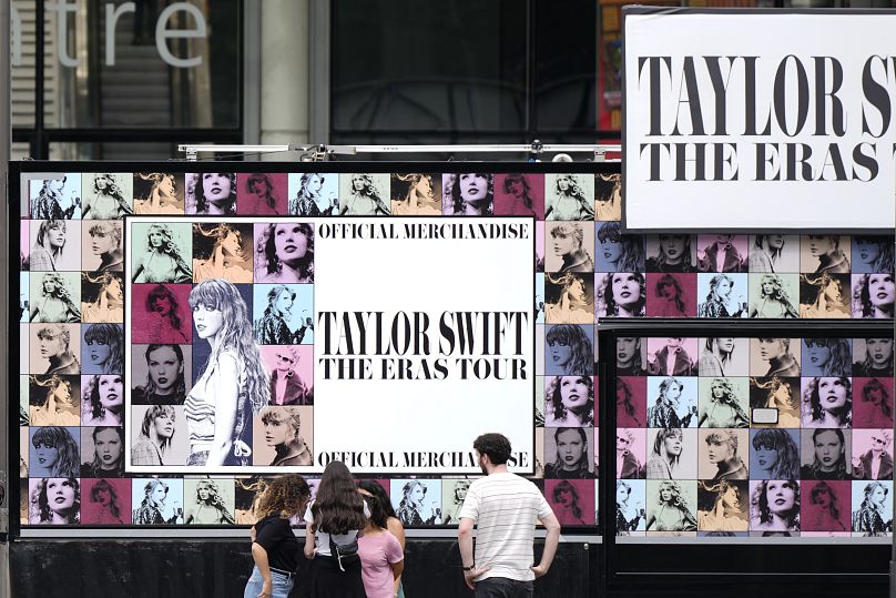 Rodzinne spojrzenie na stoisko z gadżetami Taylor Swift na stadionie Wembley w Londynie – środa 14 sierpnia