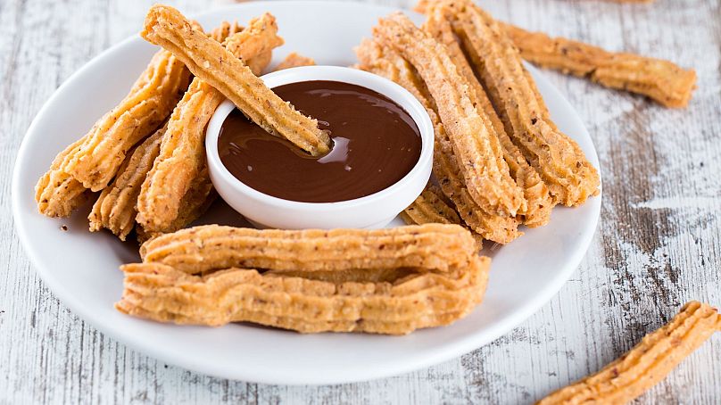 Churros często podaje się z gorącą czekoladą