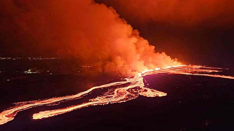 Na zdjęciu udostępnionym przez Islandzką Obronę Cywilną widać erupcję lawy z wulkanu między Hagafell i Stóri-Skógfell na Islandii w sobotę 16 marca 2024 r.