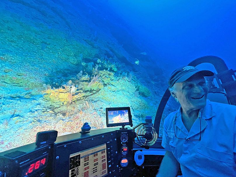 Starszy badacz morski National Geographic Pristine Seas Alan Friedlander na pokładzie batyskafu DeepSee w atolu Rongerik na Wyspach Marshalla.