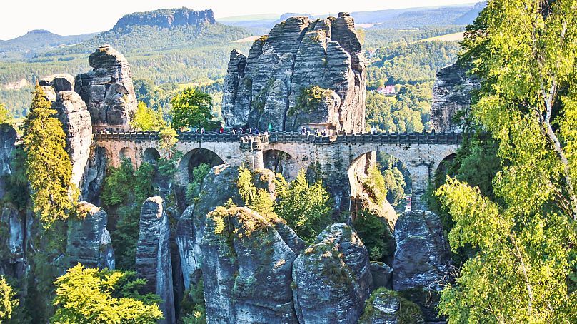 Most Bastei w Górach Połabskich w Niemczech.