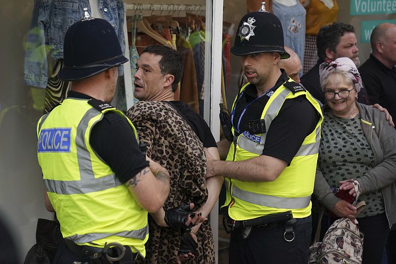 Mężczyzna zatrzymany przez policję podczas protestu w Nottingham.