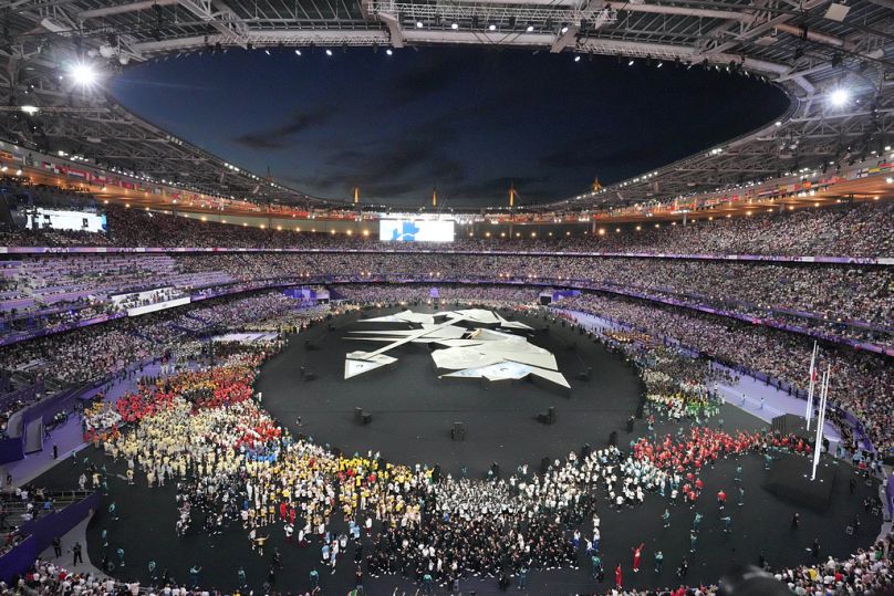 Sportowcy gromadzą się podczas ceremonii zamknięcia Letnich Igrzysk Olimpijskich 2024 na Stade de France, w niedzielę 11 sierpnia 2024 r. w Saint-Denis we Francji.