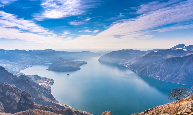 Na środku zbiornika wodnego znajduje się Monte Isola, wyspa o stromym zboczu porośnięta bujną roślinnością. 