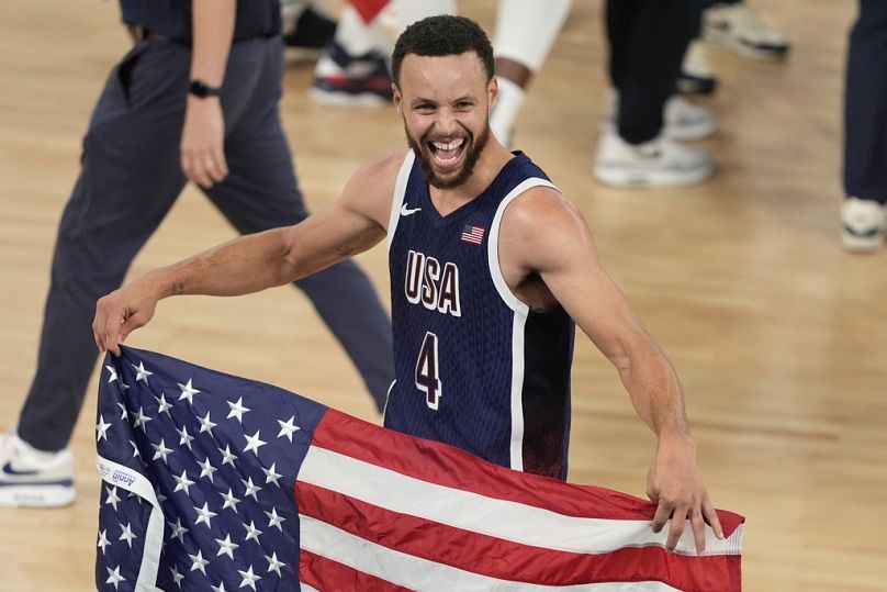 Zespół USA Stephen Curry świętuje zdobycie złotego medalu przeciwko Francji na igrzyskach olimpijskich w Paryżu