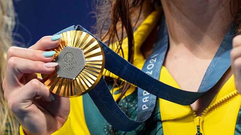 Mollie O'Callaghan z Australii pozuje ze swoim złotym medalem po finale biegu kobiet na 200 metrów stylem dowolnym podczas Letnich Igrzysk Olimpijskich 2024