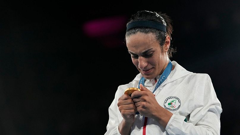 Imane Khelif bierze udział w ceremonii wręczenia medali podczas finałowego meczu bokserskiego kobiet w wadze 66 kg na Letnich Igrzyskach Olimpijskich 2024