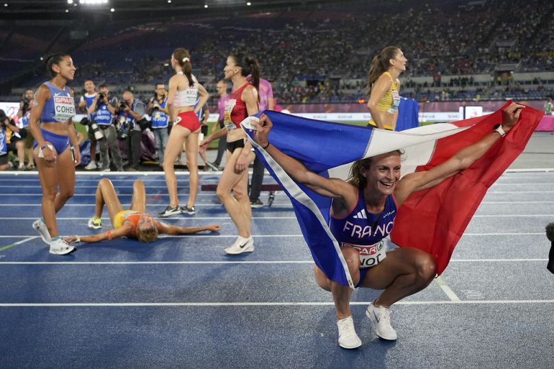 Francuzka Alice Finot świętuje zdobycie złotego medalu w finale biegu kobiet na 3000 metrów z przeszkodami podczas Mistrzostw Europy w Lekkoatletyce w Rzymie w niedzielę 9 czerwca.