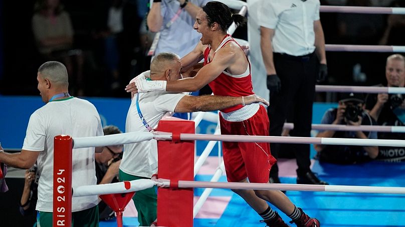 Algierka Imane Khelif świętuje zwycięstwo nad Chinką Yang Liu i zdobycie złota w walce finałowej kobiet w wadze 66 kg 