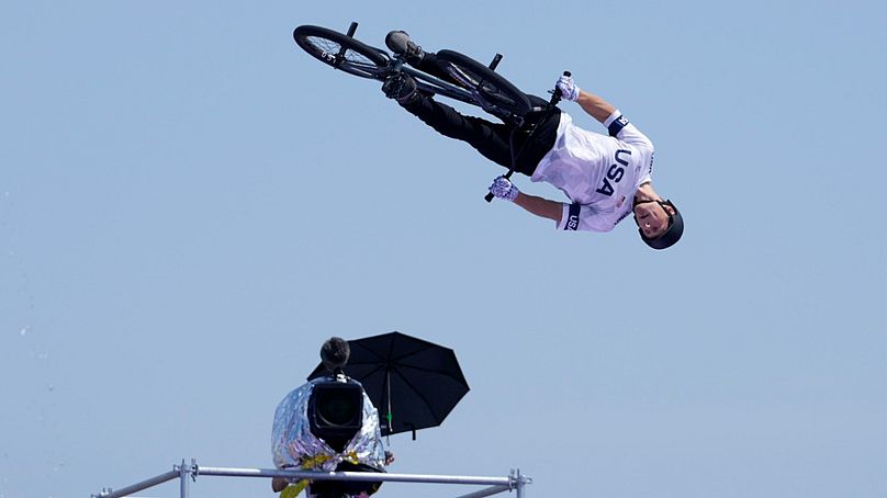 Marcus Christopher ze Stanów Zjednoczonych wykonuje sztuczkę podczas finału jazdy na rowerze BMX freestyle mężczyzn w parku podczas Letnich Igrzysk Olimpijskich 2024