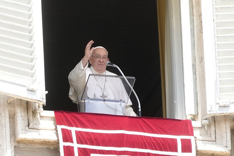 Papież Franciszek wygłasza modlitwę Anioł Pański w południe na placu Świętego Piotra w Watykanie - niedziela 4 sierpnia 2024 r.