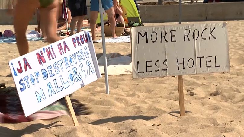 Znaki protestacyjne na plaży Baleario 6.