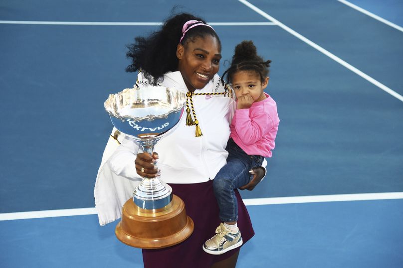 Serena Williams trzyma córkę Alexis Olympia Ohanian Jr. i trofeum ASB po wygraniu meczu finałowego singla, 12 stycznia 2020 r.